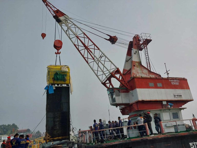 ডুবে যাওয়া ফেরি থেকে আরেকটি ট্রাক উদ্ধার