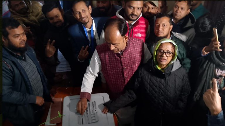 হবিগঞ্জে ভোট দিলেন ব্যারিস্টার সুমন