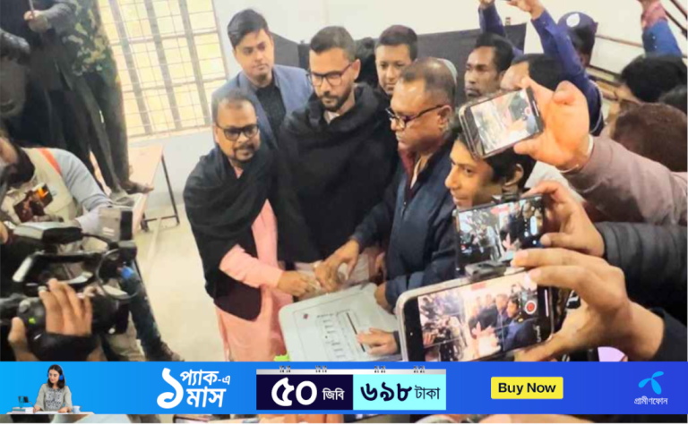নিজ কেন্দ্রে ভোট দিলেন মাশরাফি