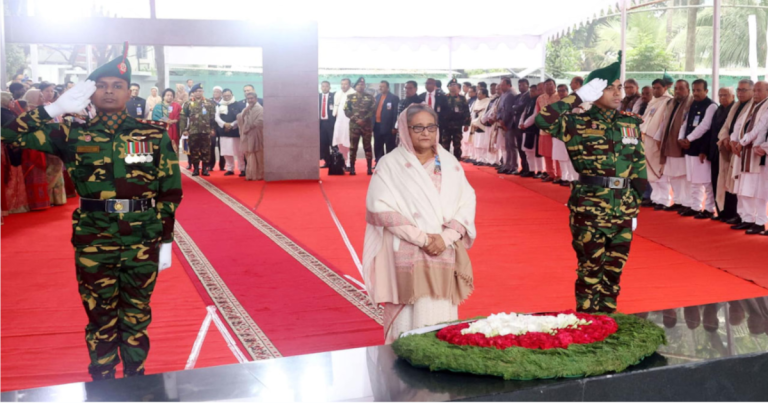 স্বদেশ প্রত্যাবর্তন দিবসে বঙ্গবন্ধুর প্রতিকৃতিতে প্রধানমন্ত্রীর শ্রদ্ধা