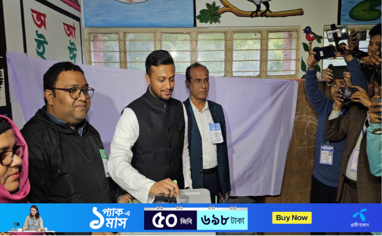 ভোট দিলেন সাকিব আল হাসান