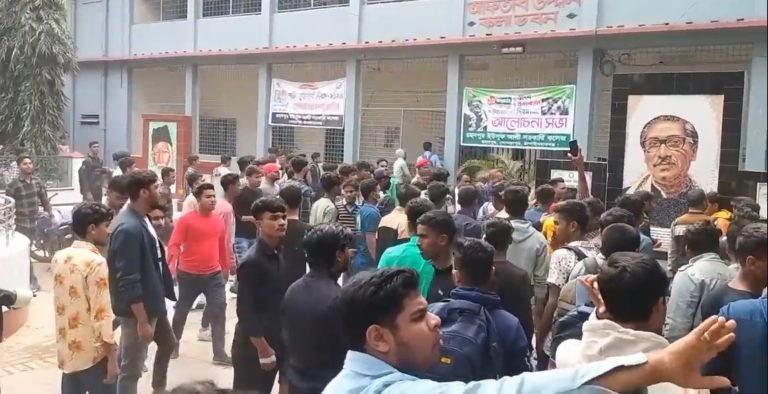 বসন্ত উৎসবে ছাত্রলীগের দুই গ্রুপের ধাওয়া পাল্টা ধাওয়া