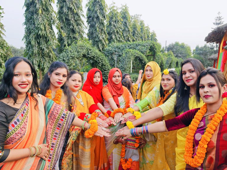 বসন্তের রঙিন সাজে মাতোয়ারা দিনাজপুরের নারীরা