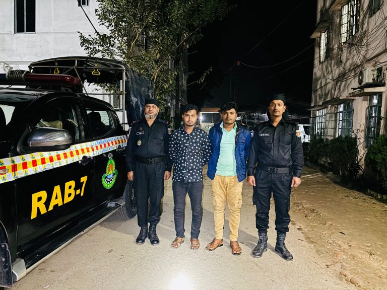 পিকআপে লোহার বাক্সে করে গাঁজা যাচ্ছিলো ঢাকায়