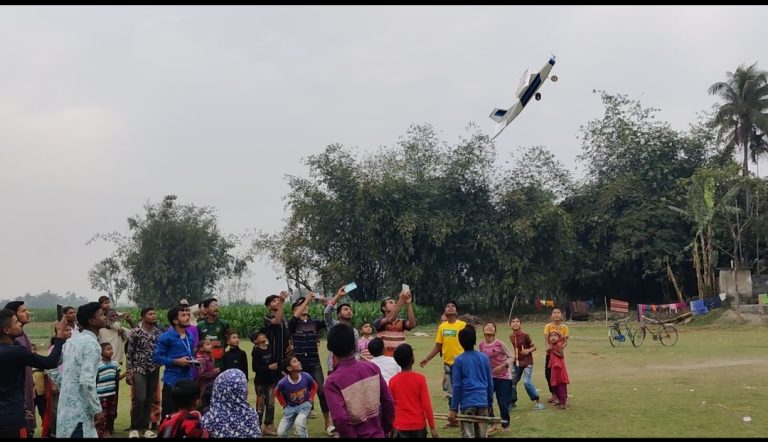 আলমগীরের তৈরি করা বিমান এখন আকাশে উঠছে