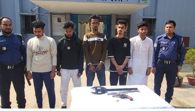 পাবনায় বিদেশি অস্ত্রসহ গ্রেপ্তার ৫