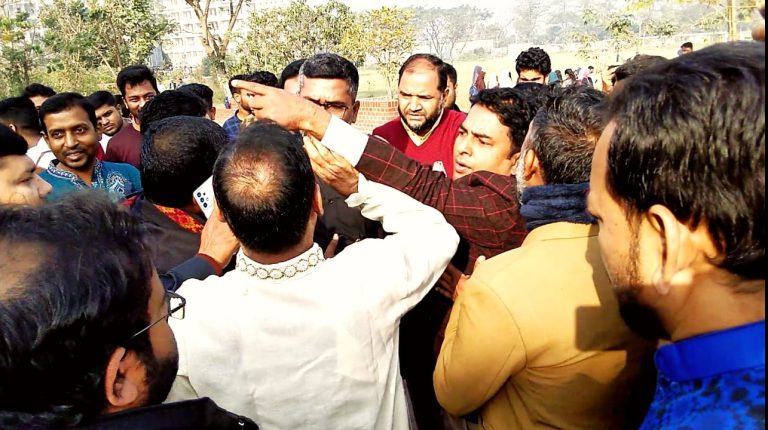 শহীদ মিনারে ফুল দেয়া নিয়ে পাবিপ্রবি কর্মকর্তাদের হাতাহাতি