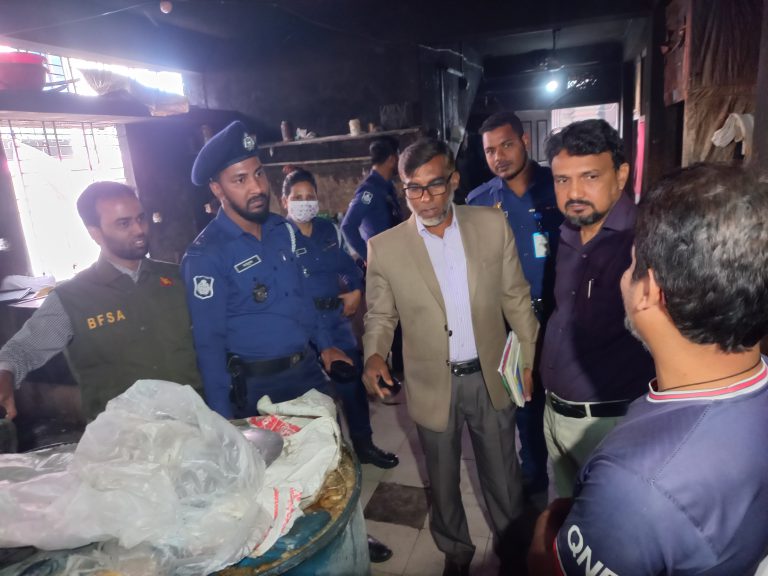 নিরাপদ খাদ্য কর্তৃপক্ষের অভিযানে ব্যবসায়ীকে ৩ লাখ টাকা জরিমানা