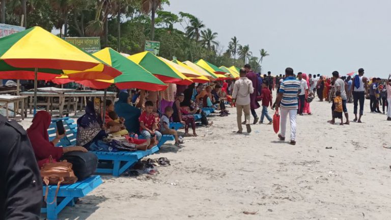 ভালোবাসা দিবসে পর্যটকদের পদচারণায় মুখরিত কুয়াকাটা