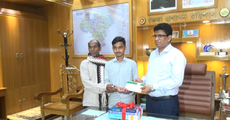 মেডিকেলে উত্তীর্ণ মেধাবী রমজানের পাশে বরিশাল জেলা প্রশাসন