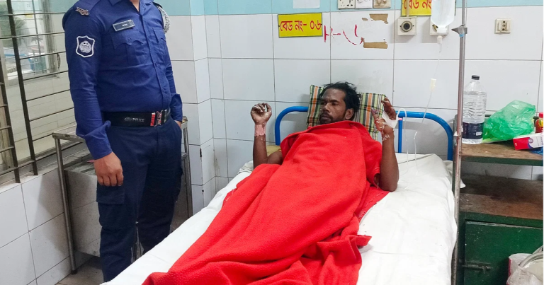মানিকগঞ্জে সন্তানের গায়ে আগুন দিল বাবা