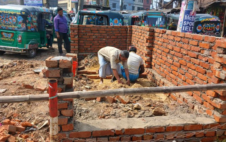সড়ককে দোকানঘর নির্মাণ