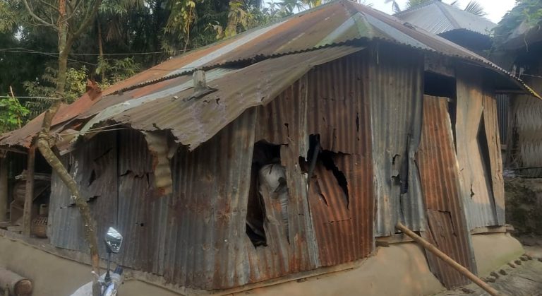 তাস খেলার টাকা নিয়ে বিরোধ, বাড়ি-ঘর ভাংচুর