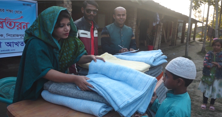 পিরোজপুরে শীতর্থদের মাঝে কম্বল বিতরণ