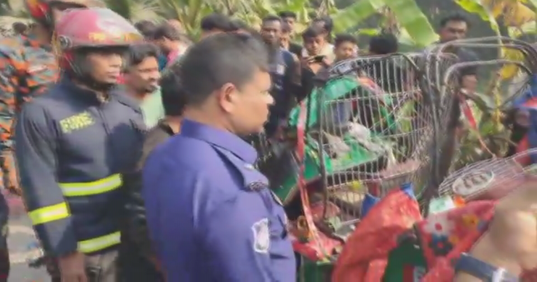 কুমিল্লায় কাভার্ড ভ্যান-অটোরিকশার সংঘর্ষে নিহত ৫