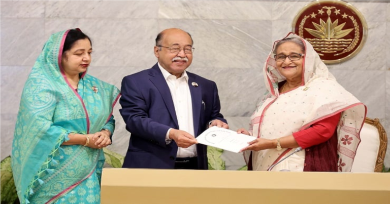 প্রধানমন্ত্রীর কাছে ৩ পণ্যের জিআই সনদ হস্তান্তর