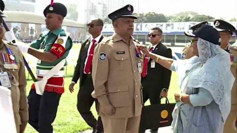পুলিশের ৪০০ সদস্যকে পদক পরিয়ে দিলেন প্রধানমন্ত্রী