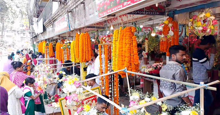 ভালোবাসা দিবসকে ঘিরে ব্যস্ত টাঙ্গাইলের ফুল ব্যবসায়ী