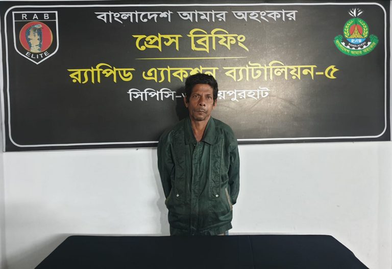 নওগাঁয় বাংলা মদসহ মাদক কারবারী আটক