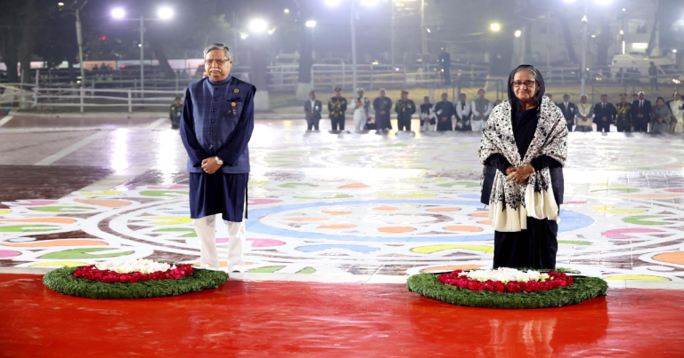 একুশের প্রথম প্রহরে শহীদদের প্রতি রাষ্ট্রপতি-প্রধানমন্ত্রীর শ্রদ্ধা