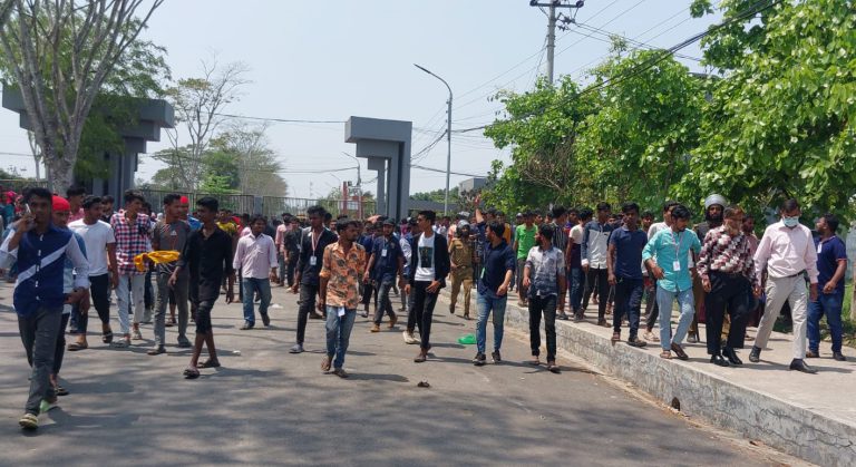 মোংলায় শ্রমিক ছাটাইয়ের প্রতিবাদে বিক্ষোভ