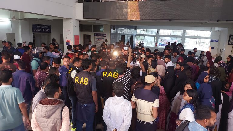ছাত্রকে লক্ষ্য করে গুলি ছুড়লেন শিক্ষক