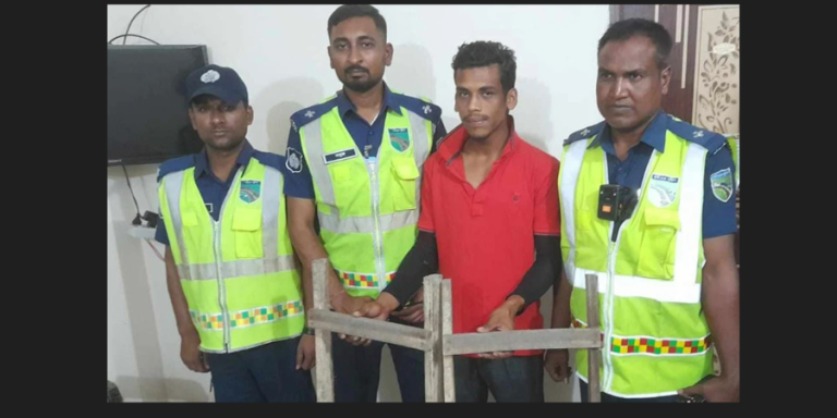 মই দিয়ে মহাসড়কে যাত্রী পারাপার, যুবক আটক