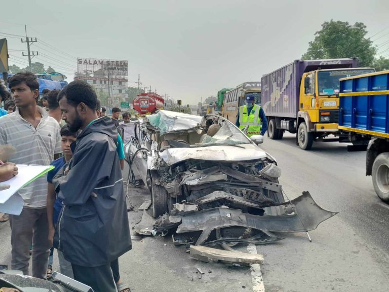 টাঙ্গাইলে কার্ভাডভ্যানে প্রাইভেটকারের ধাক্কা, নিহত ২