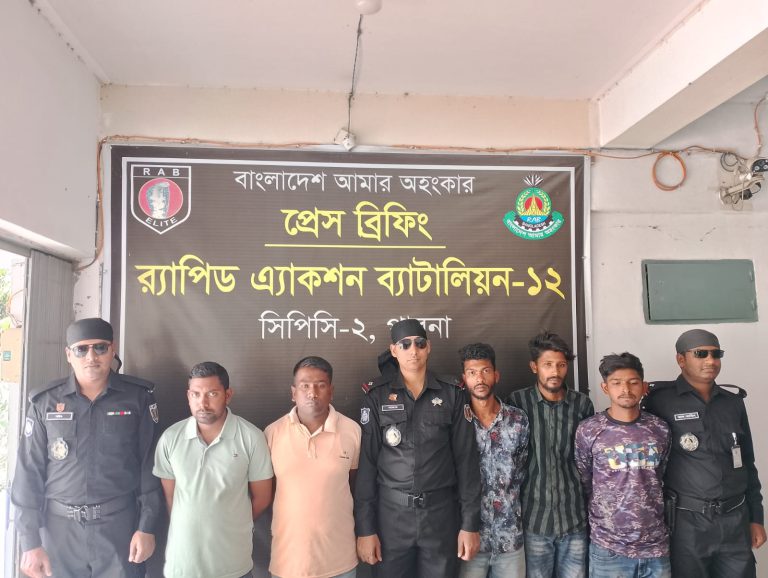 পাবনায় মহাসড়কে বাজার বসিয়ে চাঁদাবাজি, গ্রেপ্তার ৫