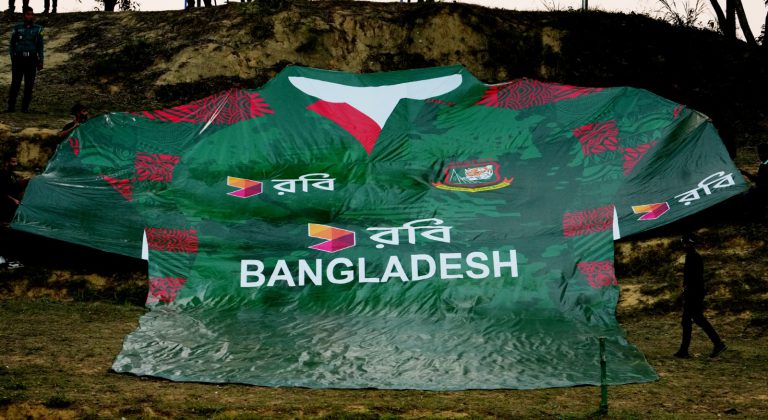দর্শক গ্যালারিতে এক বিরাট আকৃতির বাংলাদেশের নতুন জার্সি