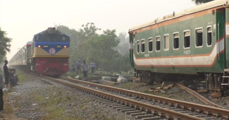 ১৬ ঘণ্টা পর ট্রেন চলাচল স্বাভাবিক