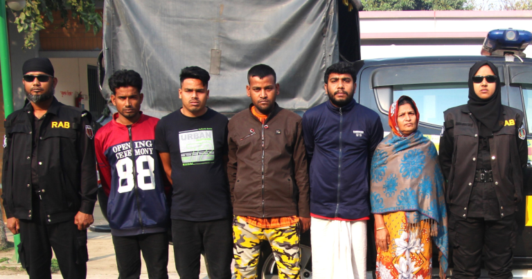 সিরাজগঞ্জে র‌্যাবের হাতে পাঁচ ছিনতাইকারী আটক