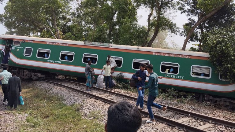 চুয়াডাঙ্গায় তেলবাহী ট্রেনের বগি লাইনচ্যুত