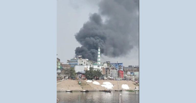 রাজধানীর চকবাজারে জুতার কারখানায় আগুন