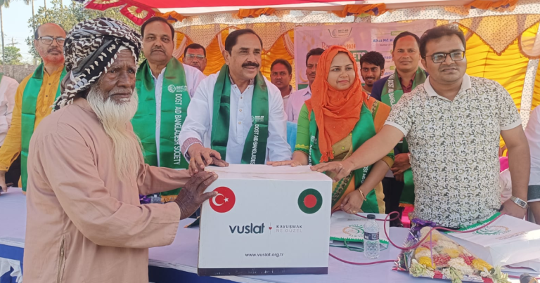 চুয়াডাঙ্গায় দোস্ত এইডের ফুড প‍্যাকেট বিতরণ