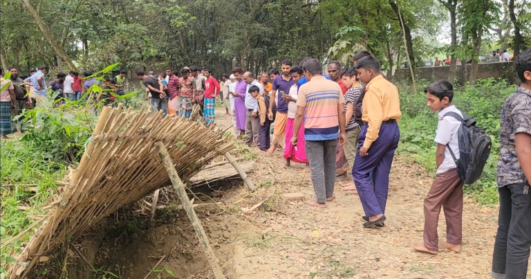 পাবনায় কবরস্থান থেকে ১৫ কঙ্কাল চুরি