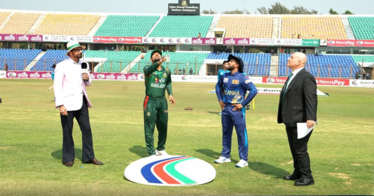 চট্টগ্রামে ফাঁকা গ্যালারিতে চলছে বাঘ-সিংহের লড়াই