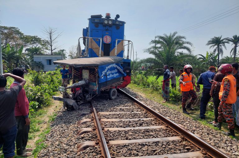 ঝিনাইদহে ট্রেনের ধাক্কায় নসিমন চালক নিহত