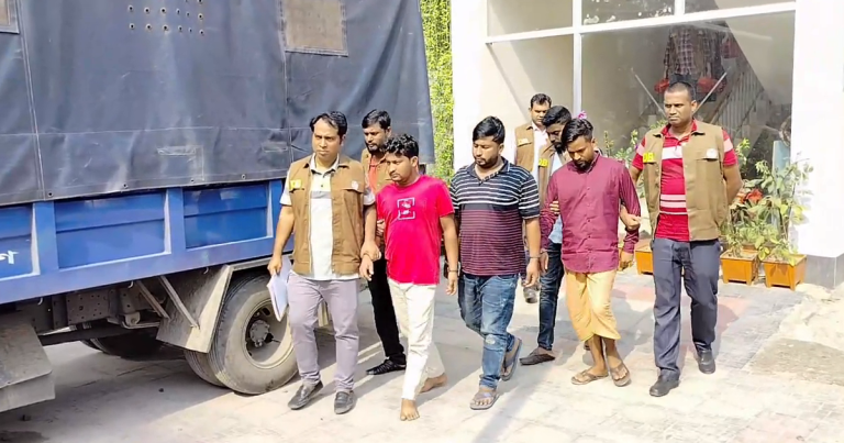 নরসিংদীতে ডিবি পরিচয়ে ডাকাতি, গ্রেপ্তার ৭
