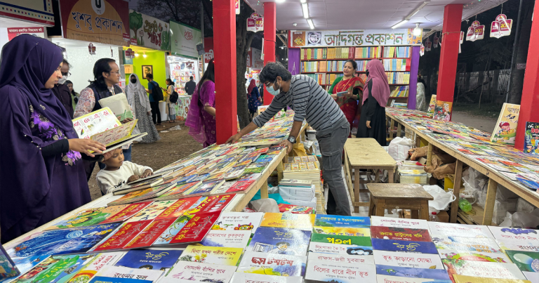 বিদায় নিচ্ছে একুশে বইমেলা
