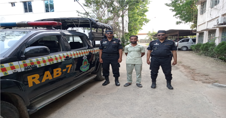 র‌্যাবের হাতে ডাকাত সর্দার গিয়াস আটক