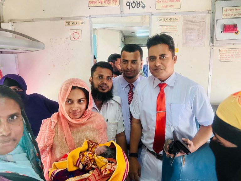 ঈদযাত্রায় চলন্ত ট্রেনে হঠাৎ প্রসব ব্যথা, জন্ম দিলেন ছেলে শিশু