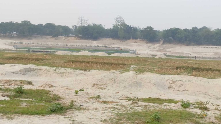 ১০০ বিঘা কৃষিতে জমিতে ড্রেজিংয়ের বালু, ক্ষতিগ্রস্ত কৃষকরা