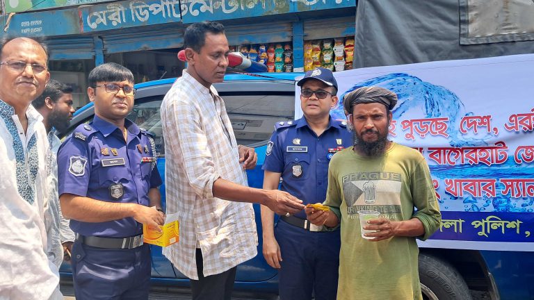 গরমে স্বস্তি দিতে ঠান্ডা পানি ও স্যালাইন বিতরণ