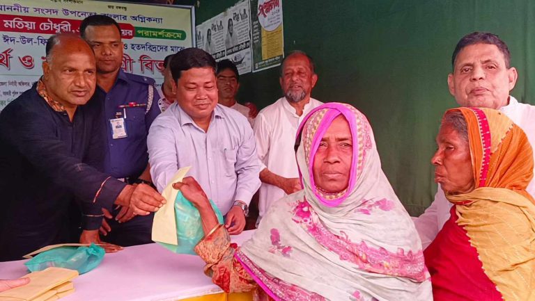 শেরপুরে দরিদ্রদের মাঝে নগদ অর্থ ও খাদ্যসামগ্রী বিতরণ