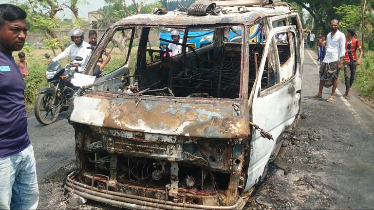 যশোরে চলন্ত অ্যাম্বুলেন্সে আগুন