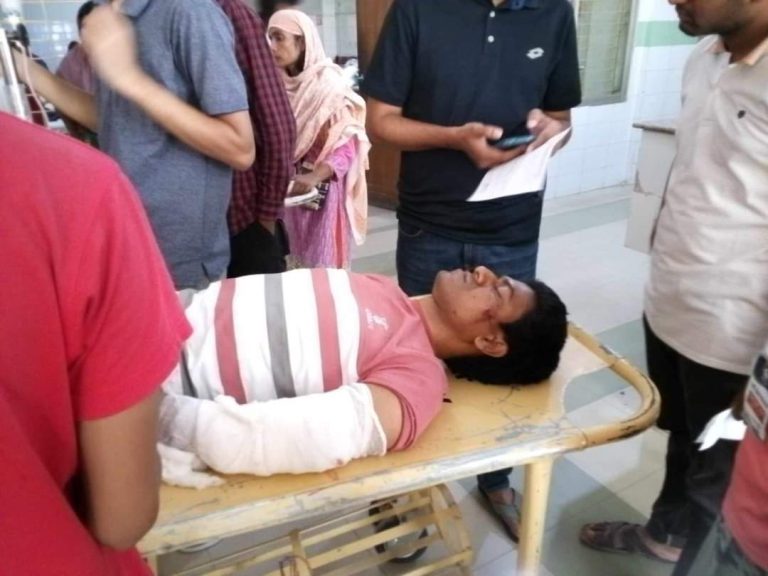 সড়ক দুর্ঘটনায় অধ্যাপকের ছেলে নিহত, স্ত্রী আইসিইউতে