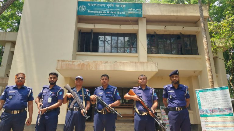 রাঙামাটির ব্যাংকগুলোতে নিরাপত্তা যোদ্ধার