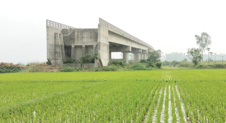 নেই সংযোগ সড়ক, কাজে আসছেনা ৩৪ কোটি টাকার সেতু