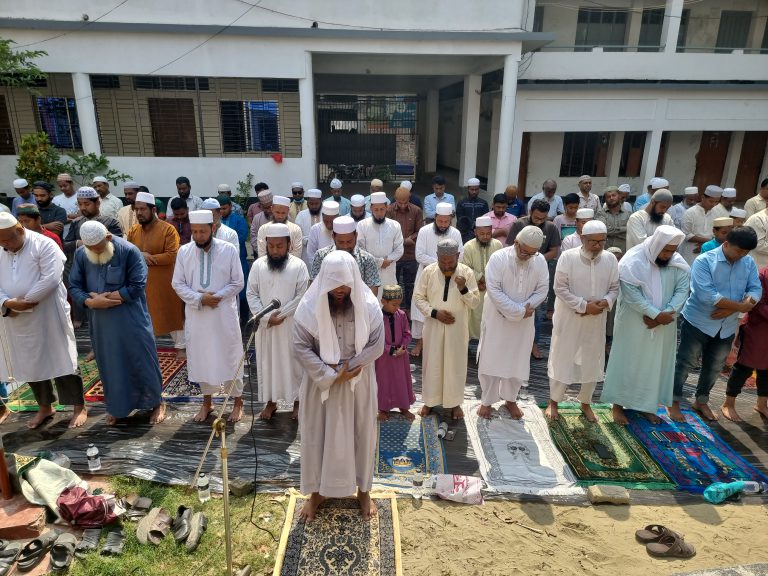 নোয়াখালীতে বৃষ্টির প্রার্থনায় ইস্তিস্কার নামাজ আদায়
